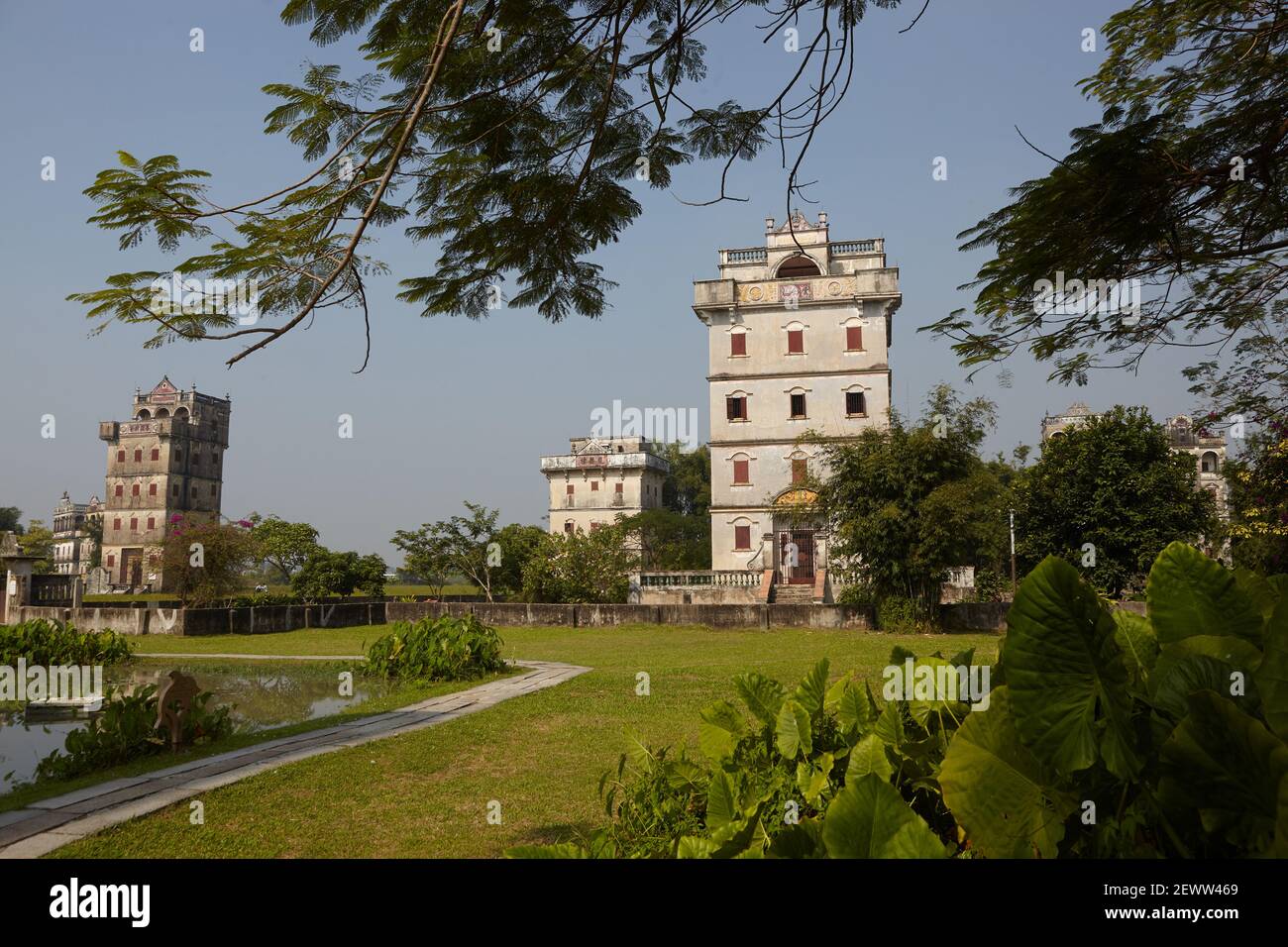 Lansheng Diaolou (vorne) mit Qiuan-Gebäude (ganz links). ZiLiCun (Dorf Zili) wurde im frühen 19. Jahrhundert vom Fang-Clan gegründet. IT-KOM Stockfoto