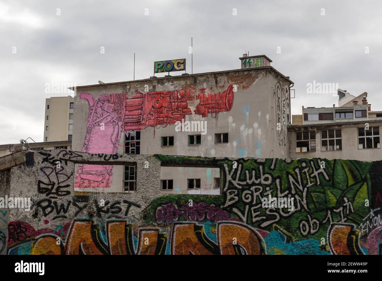 Verlassene ehemalige Fahrradfabrik Rog in Ljubljana, Slowenien Stockfoto