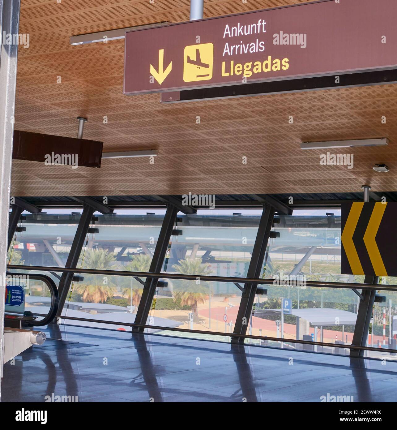 Ein mehrsprachiges Schild am Flughafen Málaga weist den Weg nach Ankünfte Stockfoto