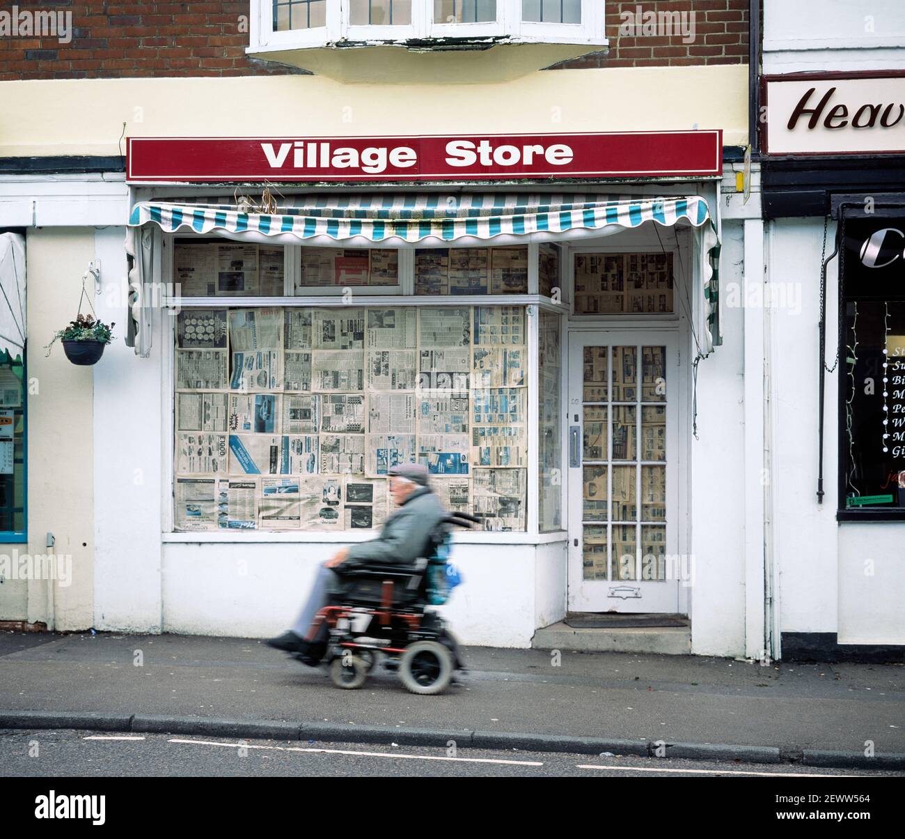 Ein geschlossenes Geschäft in einem Hertfordshire Dorf. Stockfoto