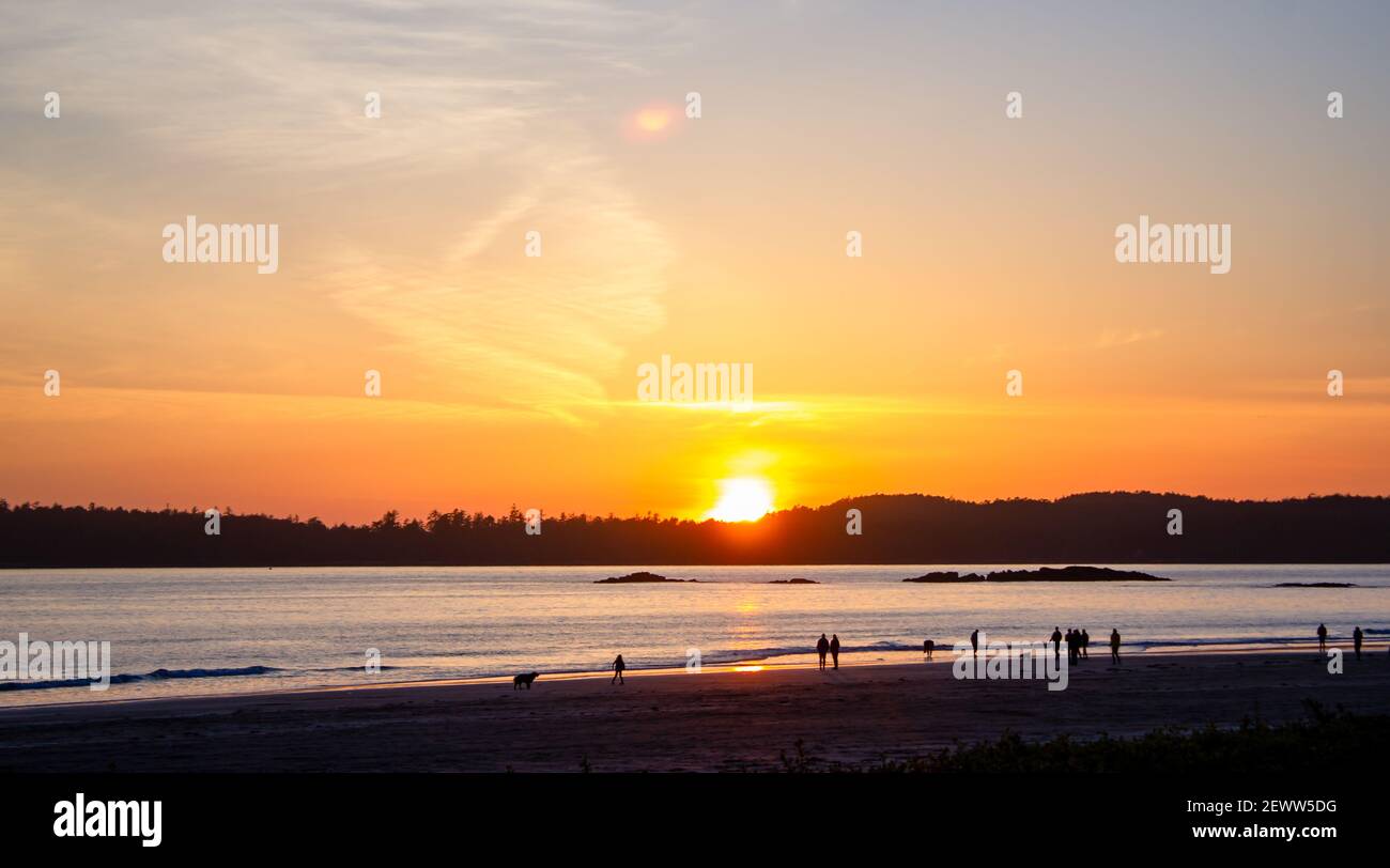 Menschen, die am Long Beach bei Sonnenuntergang in Tofino British spazieren gehen Kolumbien Kanada Stockfoto