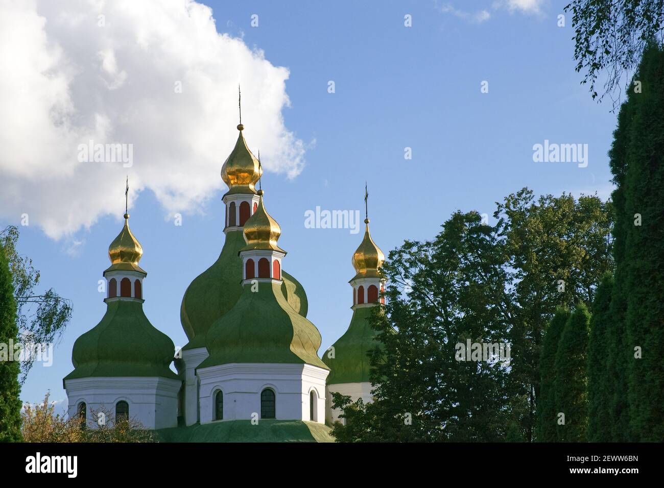 Kuppeln einer orthodoxen Kirche gegen den Himmel. Orthodoxe Barockarchitektur. Der Himmel ist klar. Ein altes religiöses Gebäude. Stockfoto