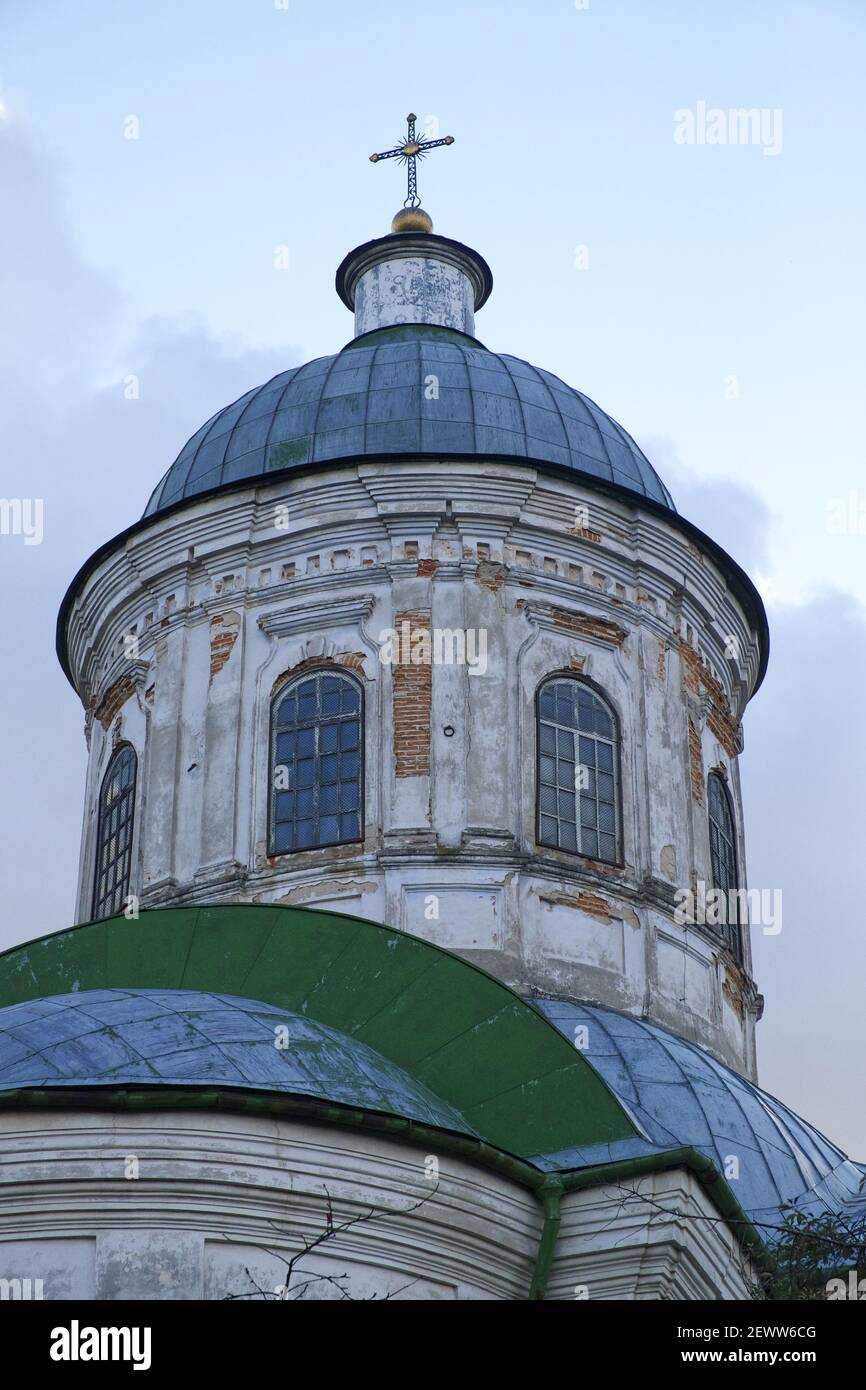 Kuppeln einer orthodoxen Kirche gegen den Himmel. Orthodoxe Barockarchitektur. Der Himmel ist klar. Ein altes religiöses Gebäude. Stockfoto