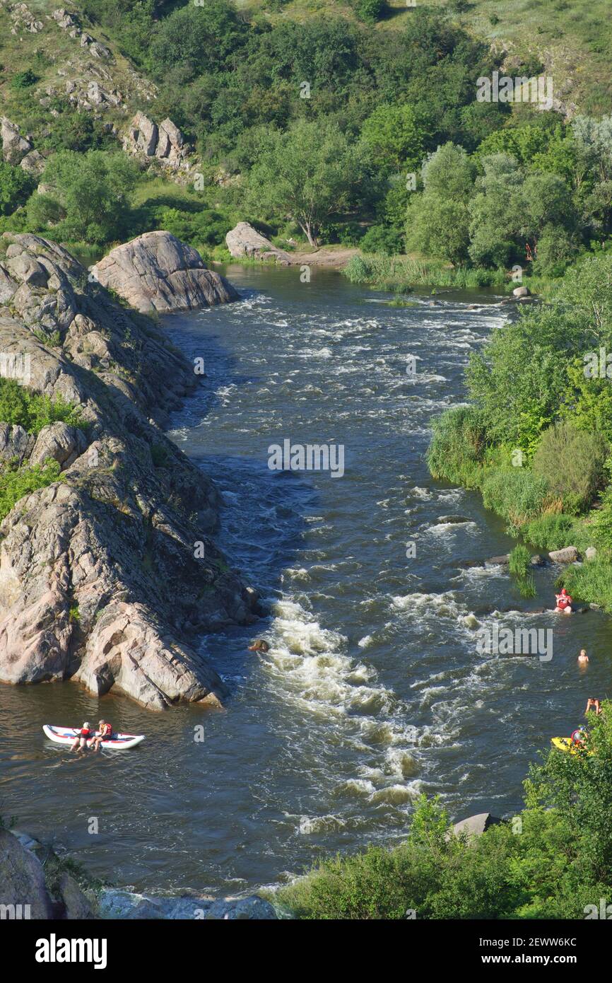 Biegung des südlichen Bug Fluss genannt Integral. Berühmter Ort für Rafting in der Ukraine. Eine steile Kurve in einem schnellen Fluss. Felsenküste. Stockfoto