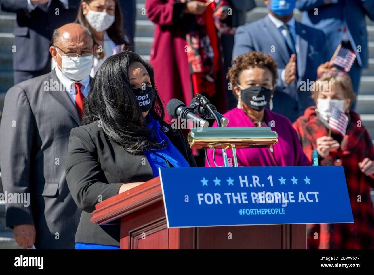 Der Vertreter der Vereinigten Staaten, Nikema Williams (Demokrat von Georgien), hält eine Stellungnahme ab, während die Sprecherin des Repräsentantenhauses der Vereinigten Staaten, Nancy Pelosi (Demokrat von Kalifornien) und die Demokraten im Repräsentantenhaus, eine Pressekonferenz zu H.R. 1, dem for the People Act von 2021, annahm. Auf der East Front House Steps am US Capitol in Washington, DC, Mittwoch, 3. März 2021. Kredit: Rod Lampey/CNP Verwendung weltweit Stockfoto