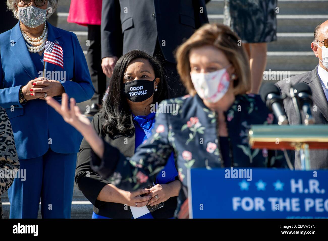 Der Vertreter der Vereinigten Staaten, Nikema Williams (Demokrat von Georgien), wird von der Sprecherin des Repräsentantenhauses der Vereinigten Staaten, Nancy Pelosi (Demokrat von Kalifornien), und den Demokraten im Repräsentantenhaus der Vereinigten Staaten zu einer Pressekonferenz über H.R. 1, den for the People Act von 2021, Auf der East Front House Steps am US Capitol in Washington, DC, Mittwoch, 3. März 2021. Kredit: Rod Lampey/CNP Verwendung weltweit Stockfoto