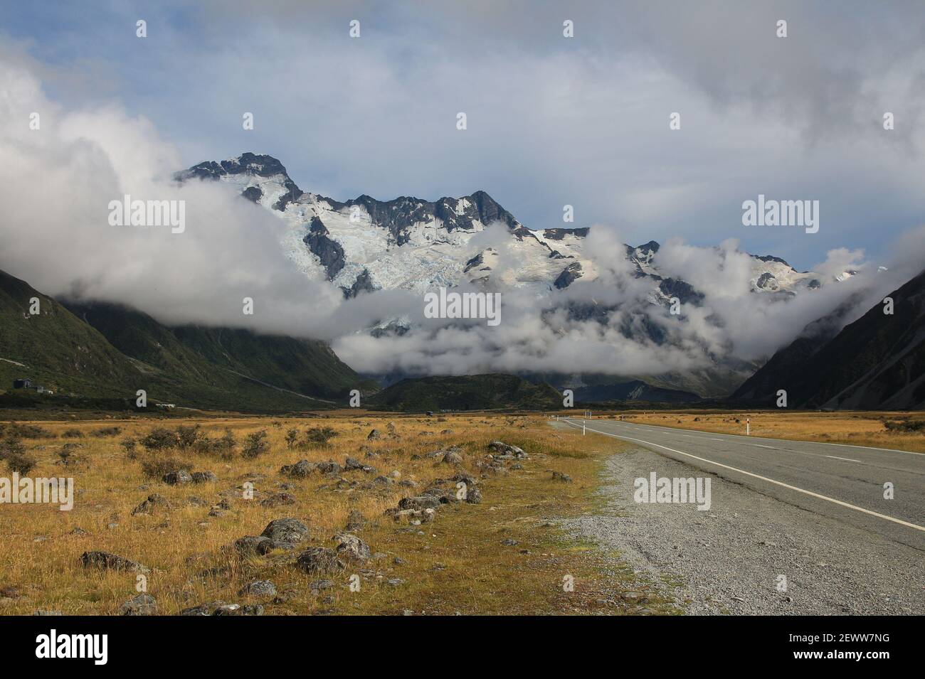 Mount Sefton und der Hocker. Hohe Berge von Gletschern bedeckt. Neuseeland. Stockfoto