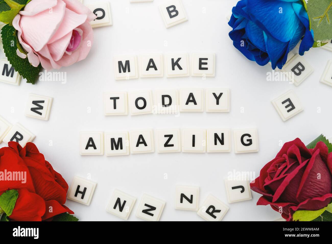 Make Today Amazing Zitat auf Alphabet Blöcke und Blumen auf Weißer Hintergrund Stockfoto