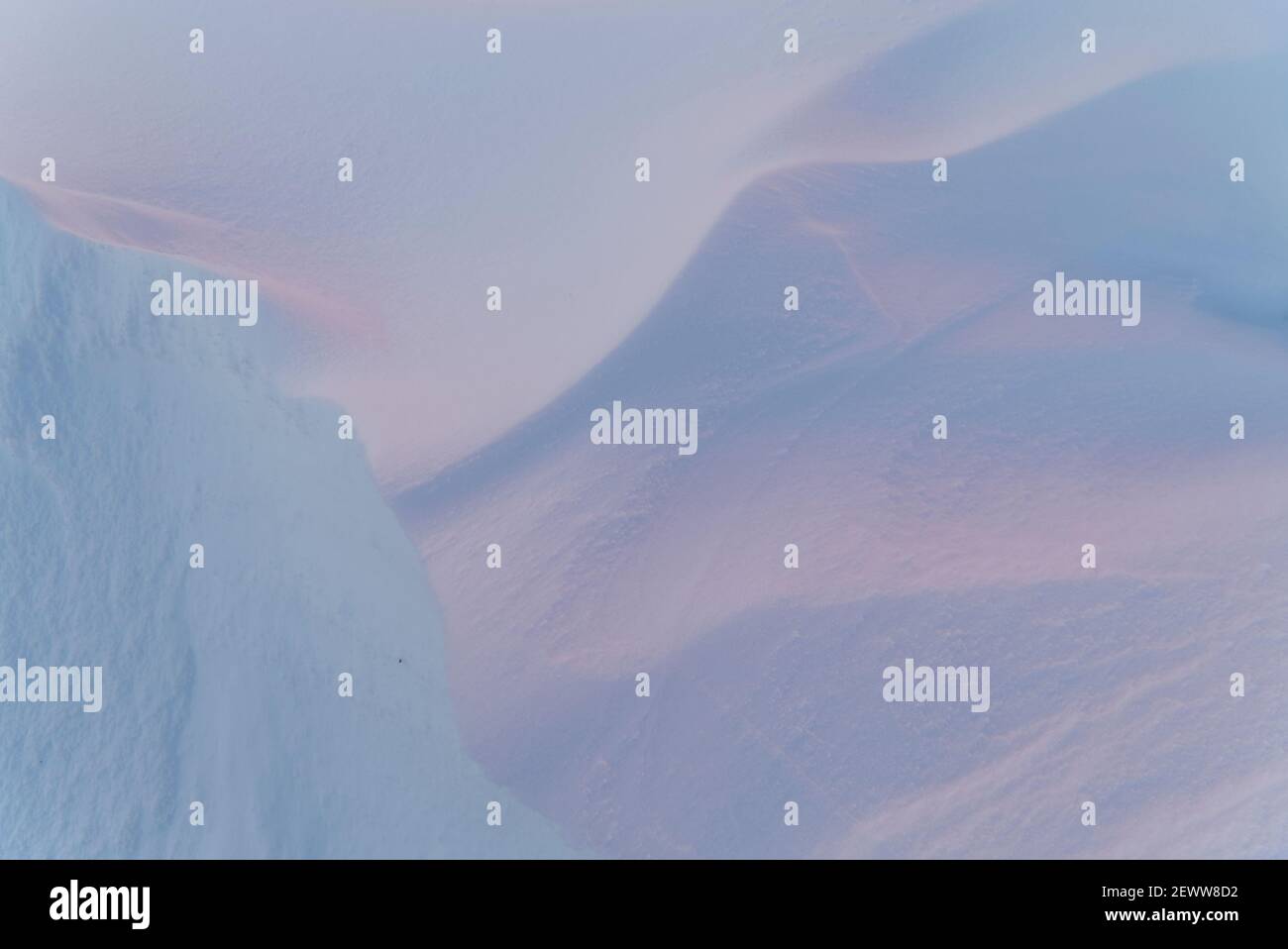 Dezentes Licht und abstrakte Muster im Schnee Stockfoto