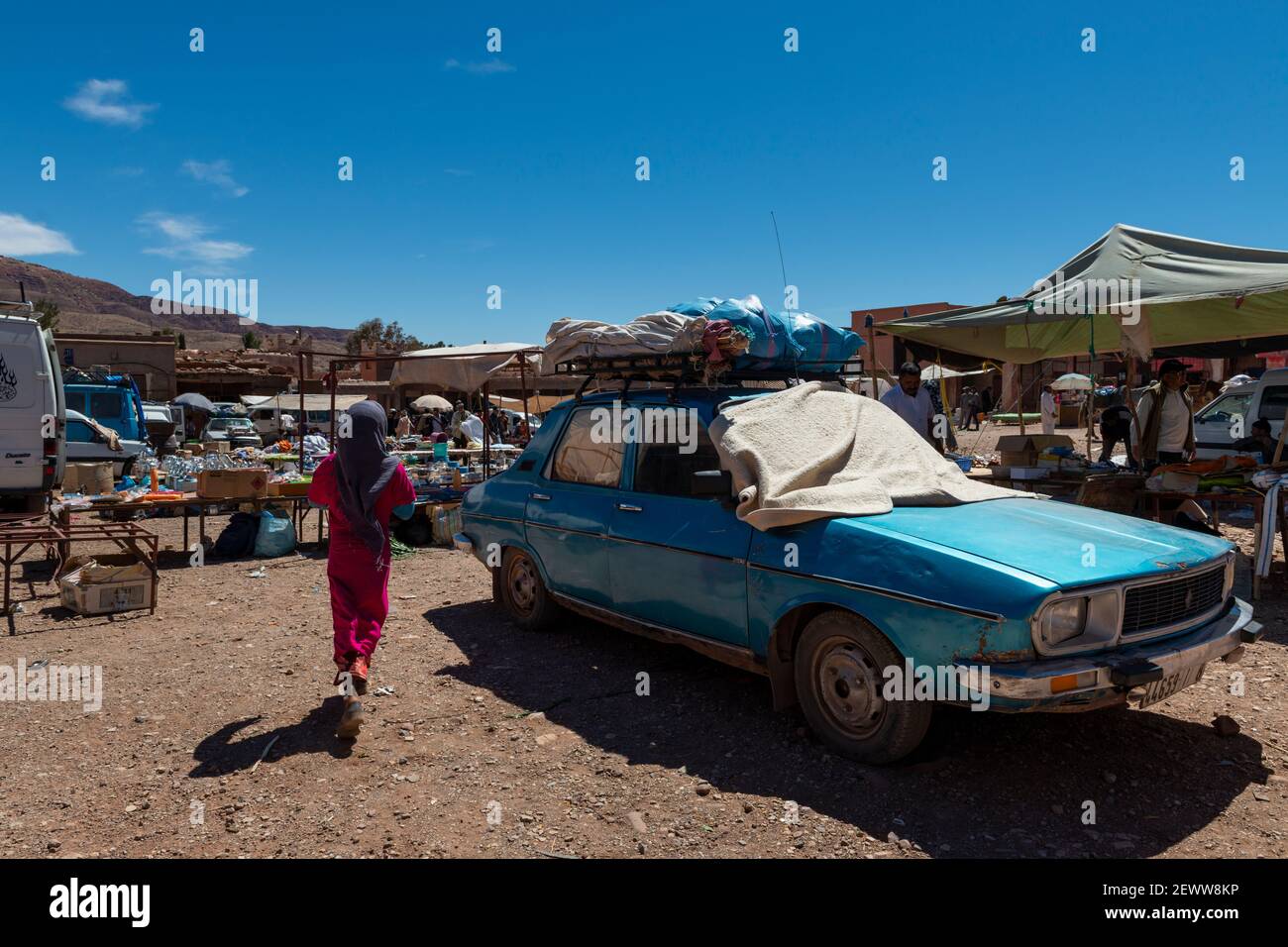 Telouet, Marokko - 14. April 2016: Straßenszene im Dorf Telouet, in der Atlas-Region von Marokko, mit Menschen in einem Straßenmarkt. Stockfoto