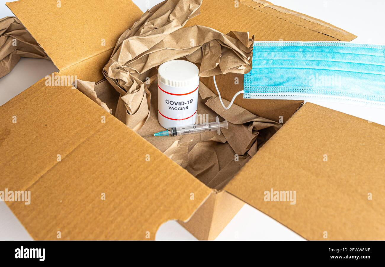 Eine offene Packung mit Impfstoff und Spritze, Dänemark, 3. März 2021 Stockfoto