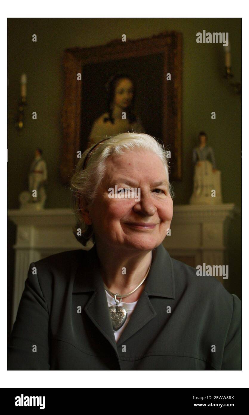 P. D. James zu Hause in West London.pic David Sandison 25 July 2003 Stockfoto