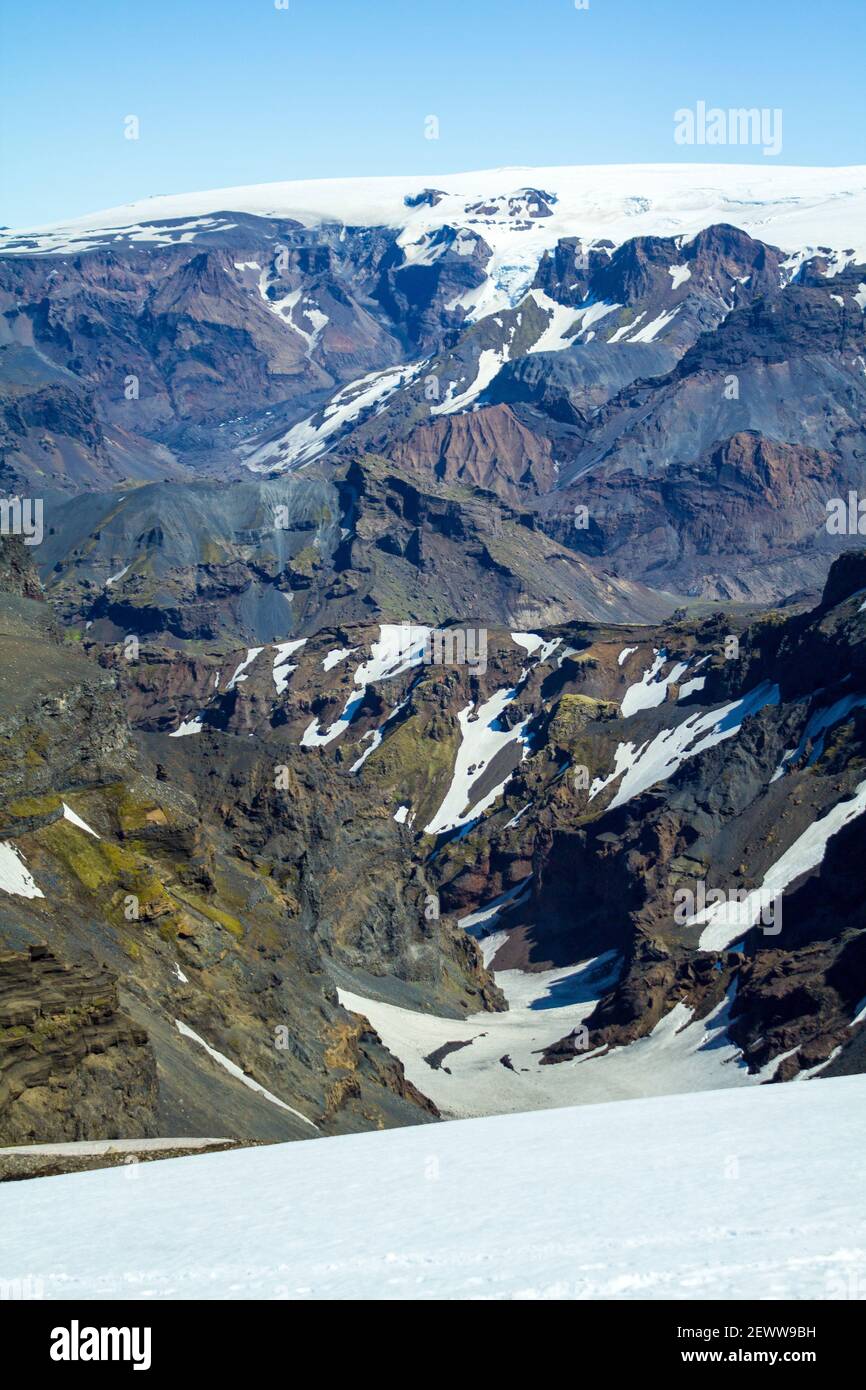 Bergige felsige Landschaft von Fimmvoerduhals Wanderweg, Hochland von Island Stockfoto