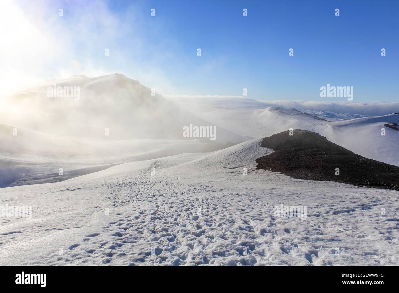 Verschneite Landschaft am Fimmvoerduhals Wanderweg in den frühen Morgenstunden, Hochland von Island Stockfoto