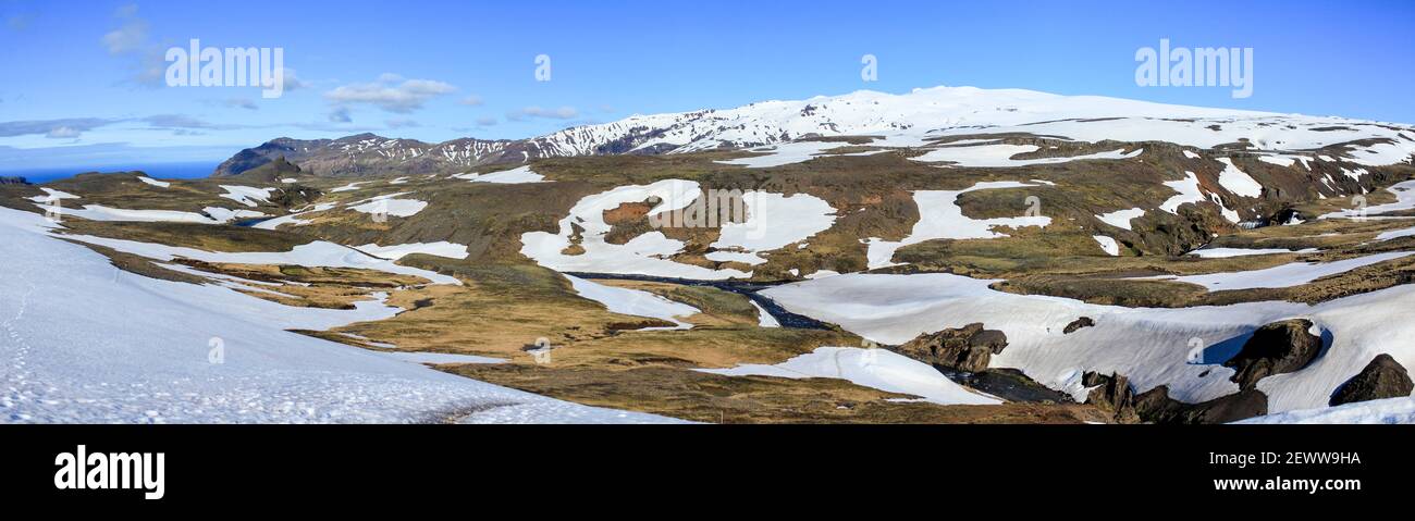 Panoramablick auf den schneebedeckten Eyjafjallajoekull, Blick vom Wanderweg Fimmvoerduhals, Hochland von Island Stockfoto