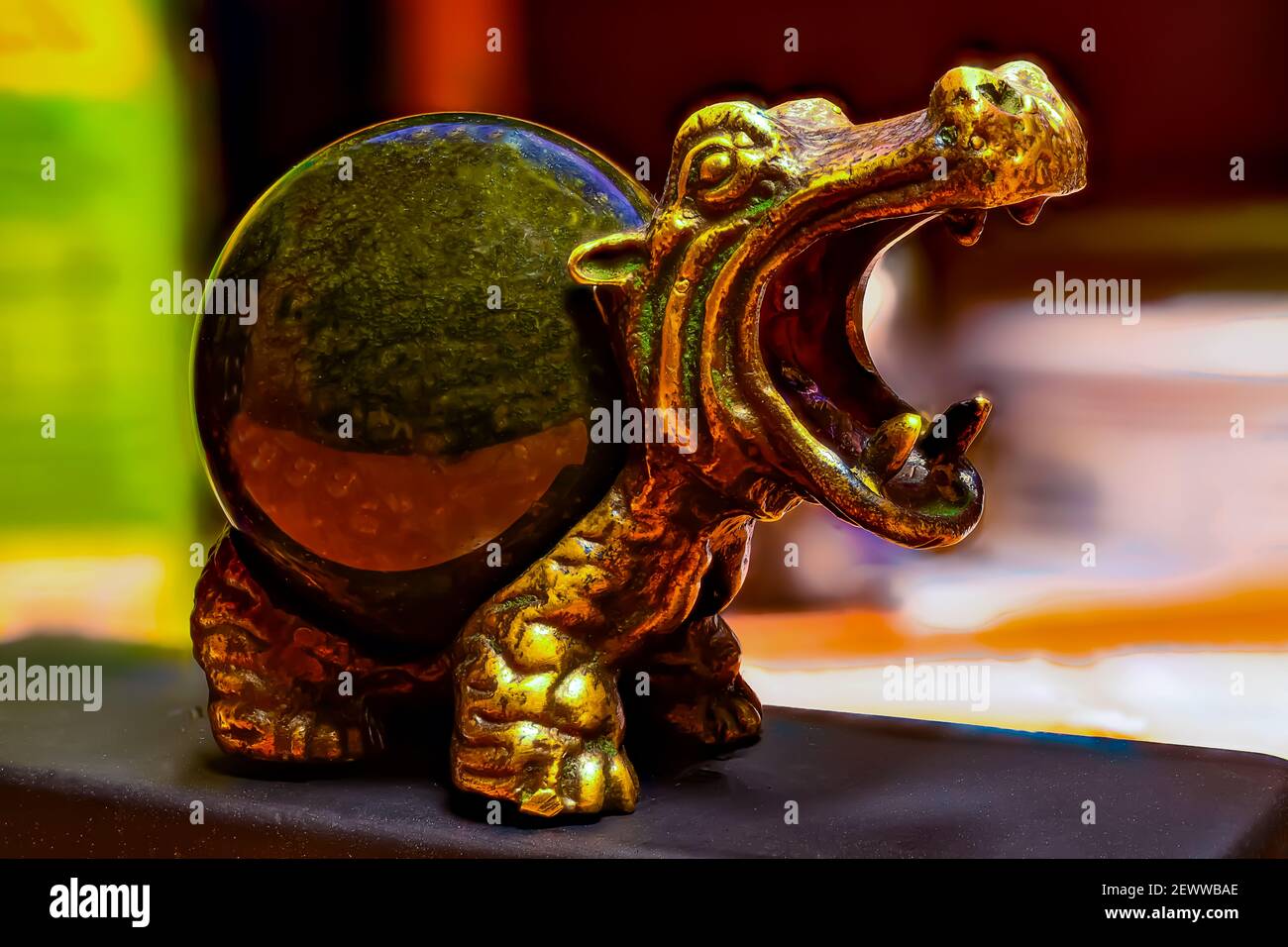 Figur eines Hippopotamus aus Bronze und Schmuckstein Stockfoto