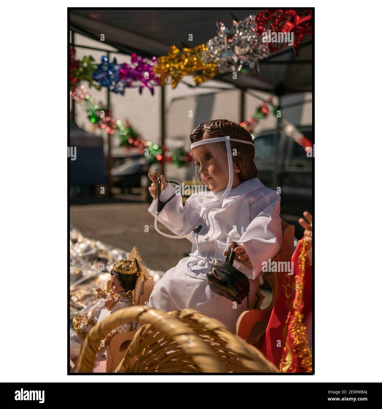 Eine kleine jesus-Puppe ist in voller persönlicher Schutzkleidung gekleidet. Stockfoto