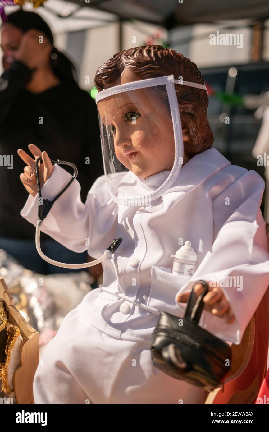 Eine kleine jesus-Puppe ist in voller persönlicher Schutzkleidung gekleidet. Stockfoto
