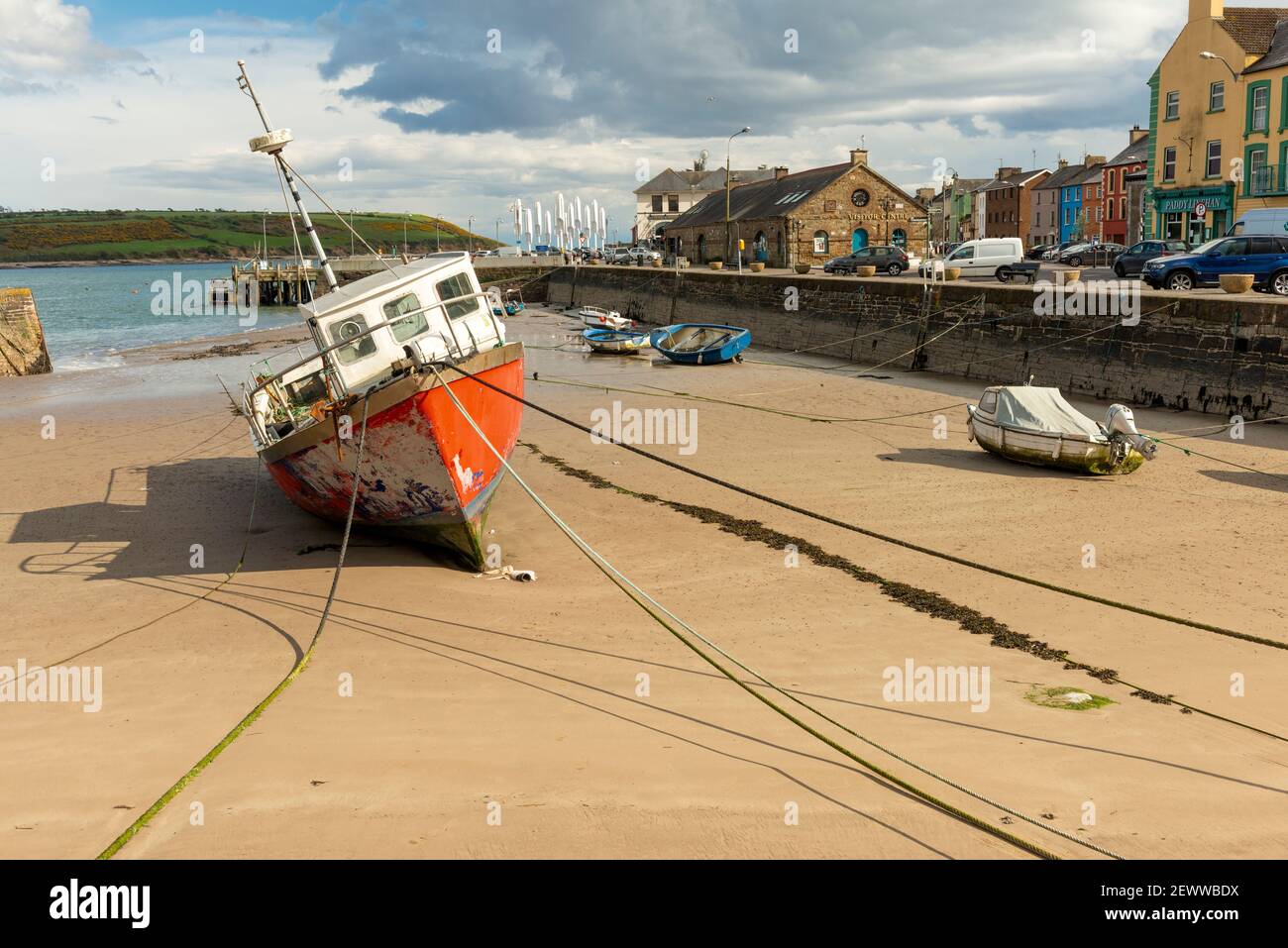 Rotes Fischerboot wurde bei Ebbe im Hafen von Youghal, Irland ab 2018 eingesetzt Stockfoto
