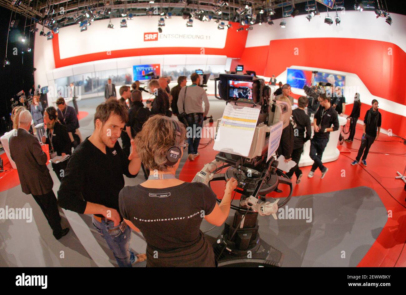 Zürich, Schweiz - 23. Oktober 2011: Schweizer Parlamentswahlen im SRF-Fernsehstudio. TV, Fernsehen, Schweizer, Rundfunk, Schweiz, Wahlen, Parlament, Rundfunk, Sendung, Produktion, Produktion, Fernsehstudio, Kamera, Kamera – Einsatz weltweit Stockfoto