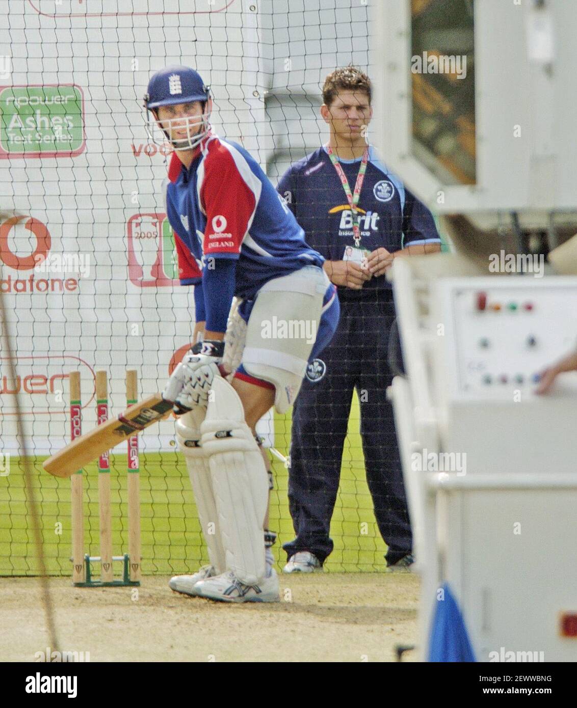 ENGLAND NETZE AM OVAL FÜR DEN TEST 5TH 7/9/2005 MICHAEL VAUGHAN UND BILD DER BOWLINGMASCHINE DAVID ASHDOWNCRICKET Stockfoto