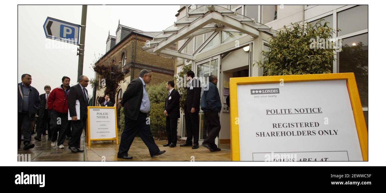 Londonaktionäre kommen zur Hauptversammlung in Hampton Hill in Middlesex.pic David Sandison 30/12/2003 Stockfoto