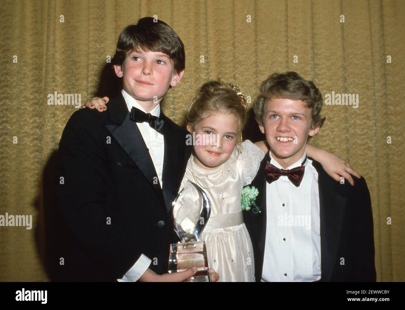 Henry Thomas, Drew Barrymore und Robert MacNaughton bei den People's Choice Awards 1983. Quelle: Ralph Dominguez/MediaPunch Stockfoto