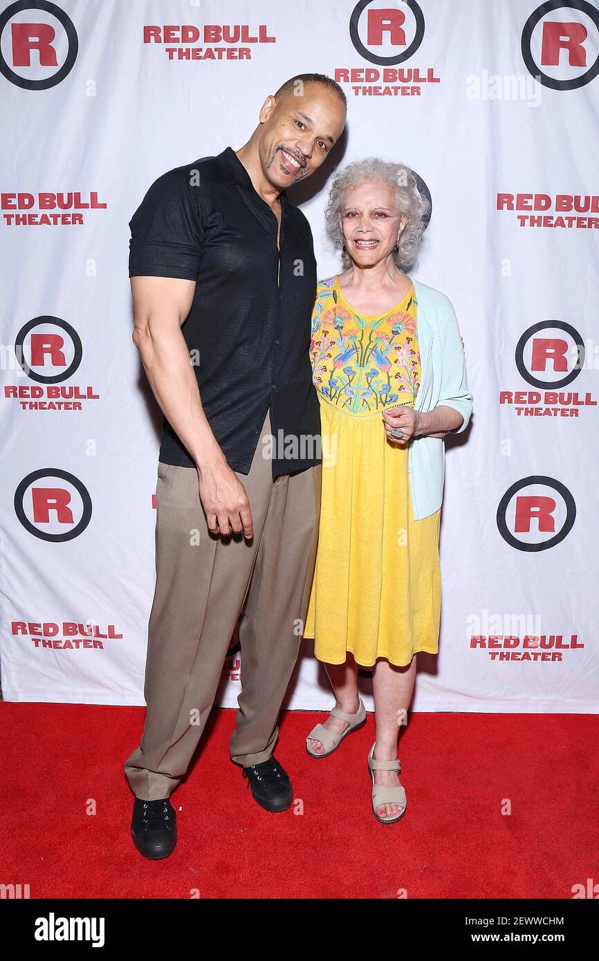 NEW YORK, NY – 8. September: Keith Hamilton Cobb und Ellen Holly kommen zur Eröffnungsparty für American Moore, die am 8. September 2019 in der Houston Hall in New York City stattfand. Quelle: Joseph Marzullo/MediaPunch Stockfoto