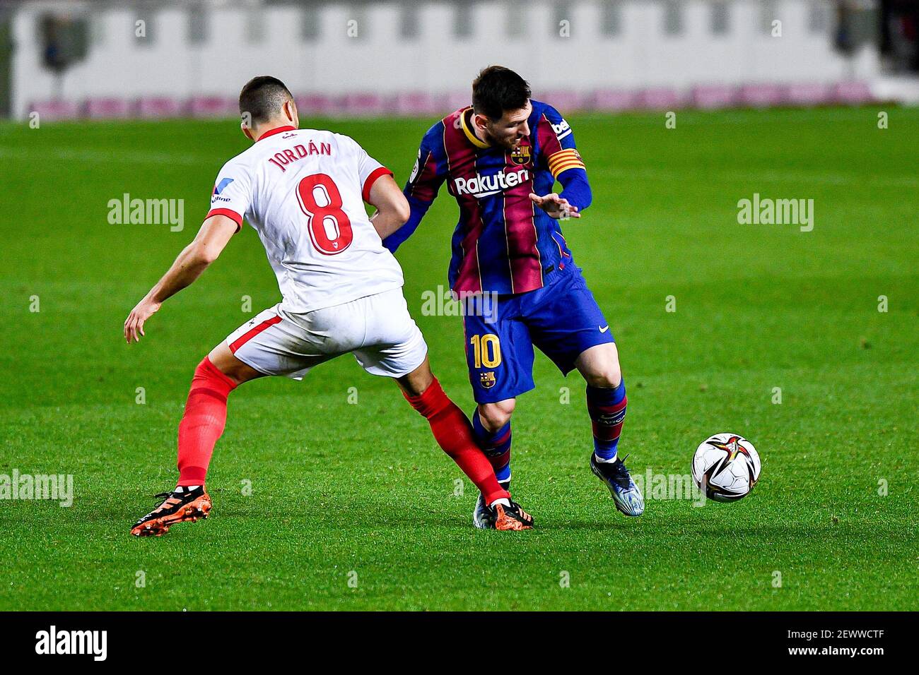 BARCELONA, SPANIEN - 3. MÄRZ: Joan Jordan vom FC Sevilla, Lionel Messi vom FC Barcelona beim Copa del Rey Spiel zwischen Barcelona und Sevilla im Camp Nou am 3. März 2021 in Barcelona, Spanien (Foto: Pablo Morano/Orange Pictures) Stockfoto