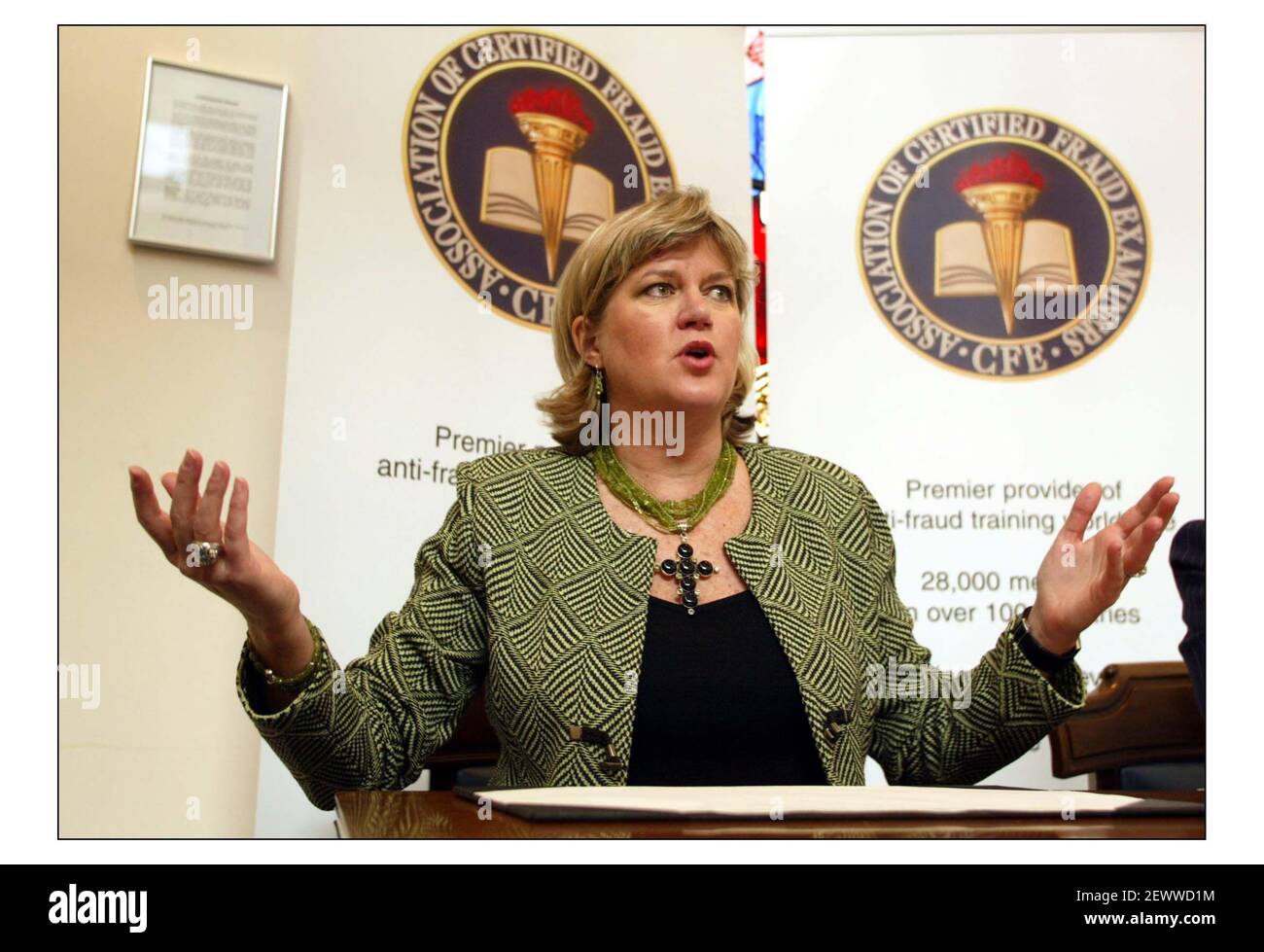 Der ehemalige Vizepräsident der Enron Corporation, Sherron S. Watkins, spricht mit der Presse in London.Foto von David Sandison 9/12/2003 Stockfoto