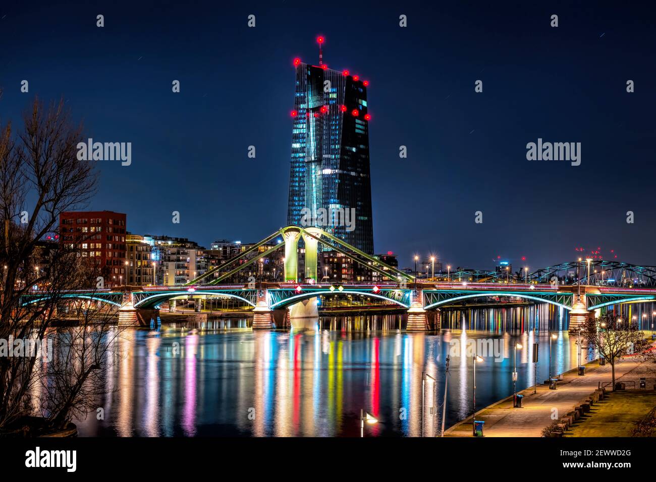 Blick auf die Europäische Zentralbank (EZB) bei Nacht mit beleuchteten Brücken in Frankfurt am Main Stockfoto