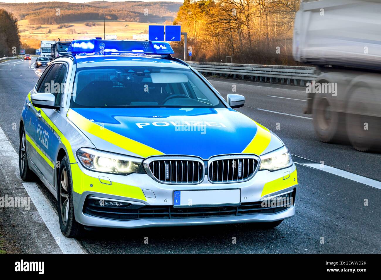 Polizeifahrzeug mit blauem Licht in Aktion auf einer Autobahn In Deutschland Stockfoto