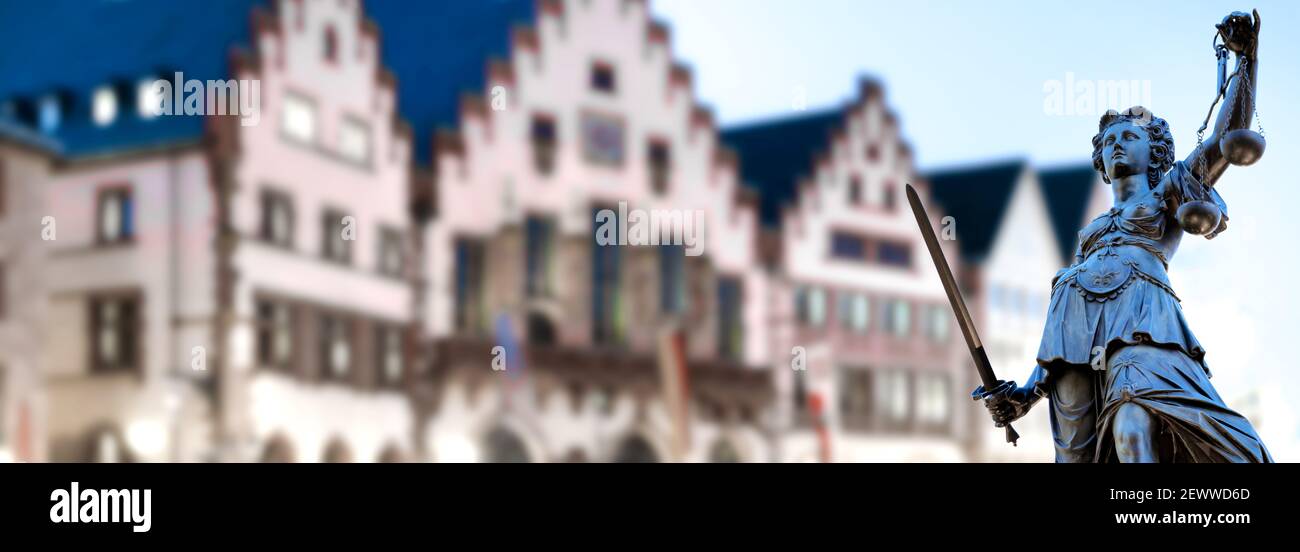 Justitia Skulptur auf verschwommenem Römer Hintergrund, Frankfurt am Main, Deutschland Stockfoto