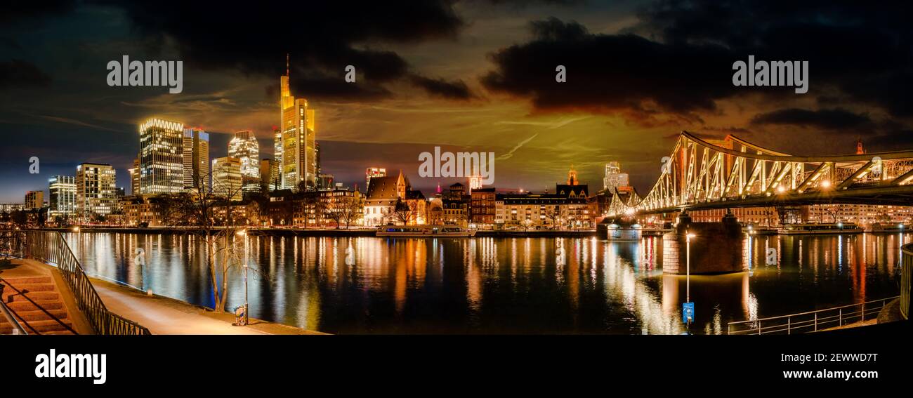 Malerischer Blick bei Sonnenuntergang auf die Skyline von Frankfurt am Main und Eiserner Steg Brücke Stockfoto