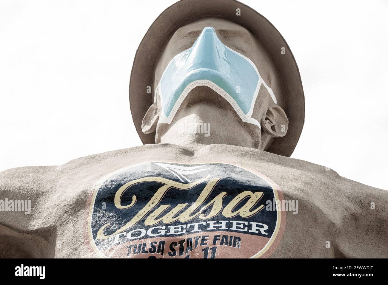 07 09 2020 Tulsa, USA Iconic Golden Driller - Riesenstatue des Ölfeldarbeiters in der Nähe der Route 66 in Oklahoma mit Harthut und Gesichtsmaske während der pande Stockfoto