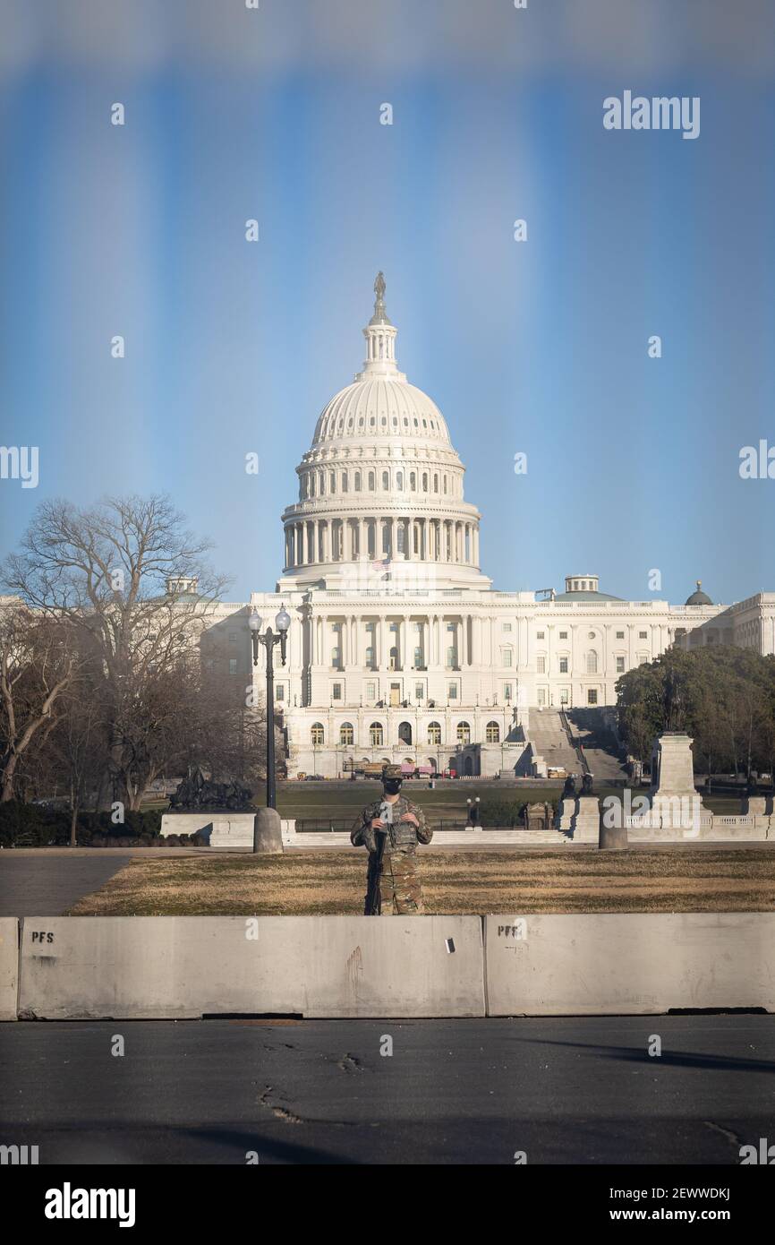 WASHINGTON D.C., VEREINIGTE STAATEN - 25. Feb 2021: Washington, D.C., USA- 24th. Februar 2020: Nationalgardentruppen stehen Wache vor dem Zaun Surr Stockfoto