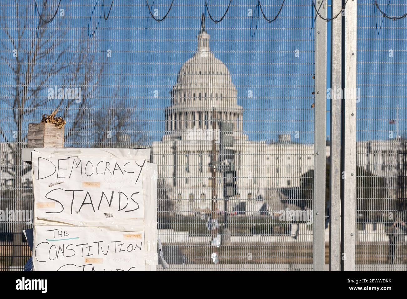 WASHINGTON D.C., VEREINIGTE STAATEN - 25. Feb 2021: Washington, D.C., USA- 24th. Februar 2020: Ein Schild mit der Aufschrift 'Demokratie steht' außerhalb der Fechtsurro Stockfoto