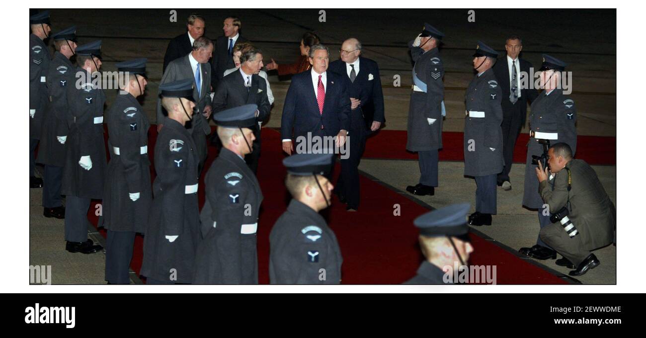 Pres Bush kommt in Heathrow an und wird von Prince empfangen Charles.pic David Sandison 18/11/2003 Stockfoto