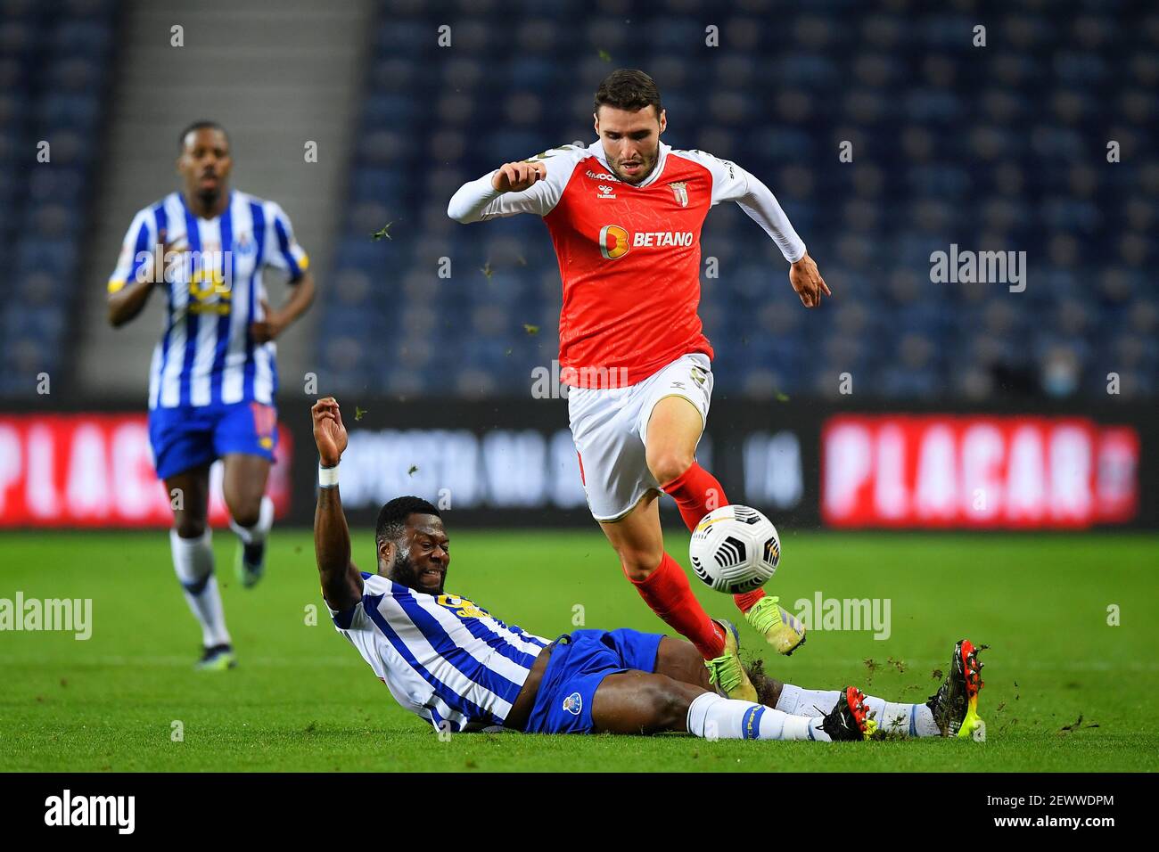 3rd. März 2021; Estadio do Dragao, Porto, Portugal; Taca De Portugal Football, FC Porto gegen Braga; der Chor Mbeba des FC Porto rutscht auf Abel Ruiz von Braga ein Stockfoto