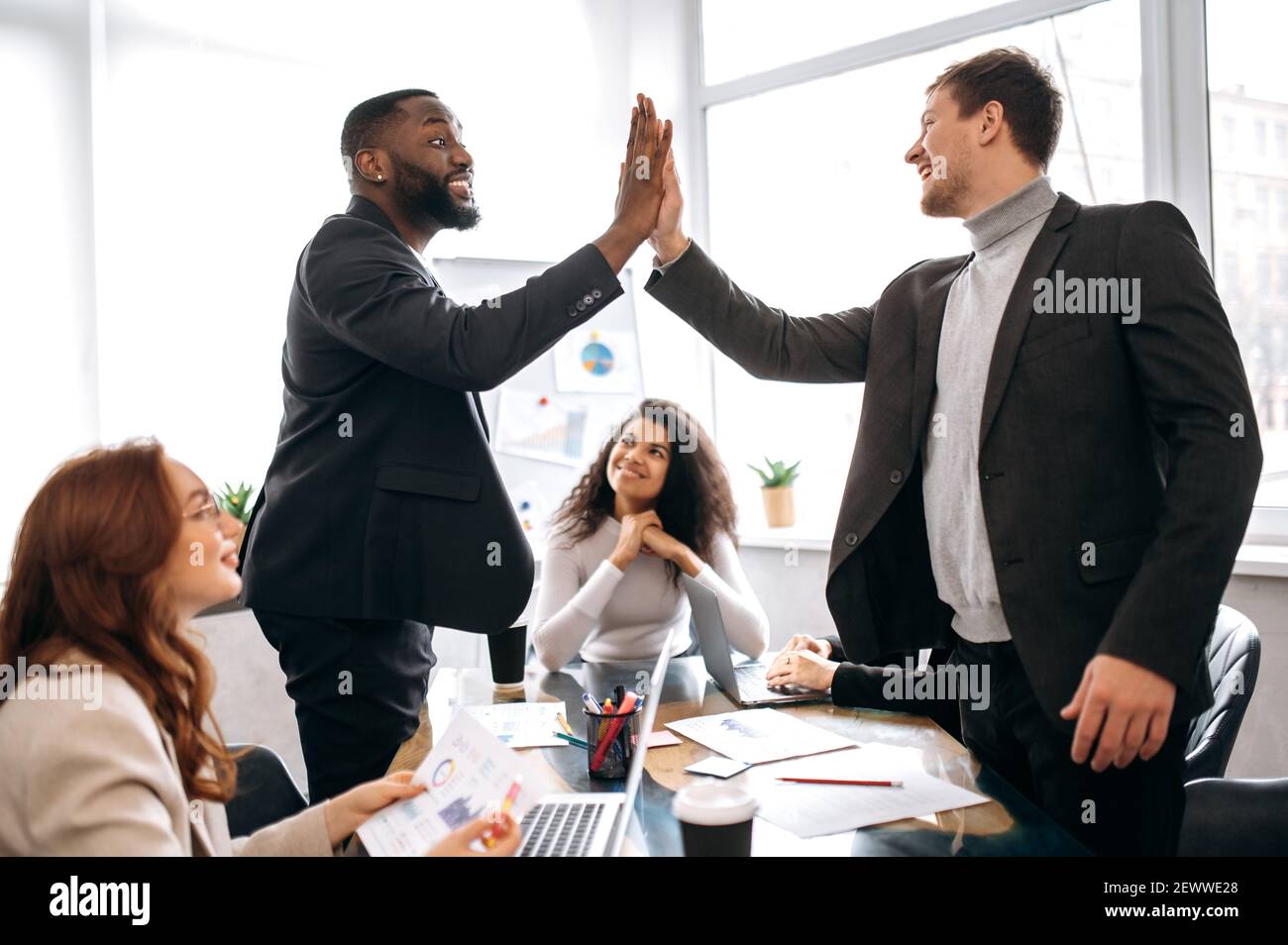 Geschäftsvereinbarung, Partnerschaft. Zufriedene Geschäftsleute, multirassische menschen, fünf zu einander geben, machen ein gutes Geschäft oder neues Projekt, Zusammenarbeit Konzept Stockfoto