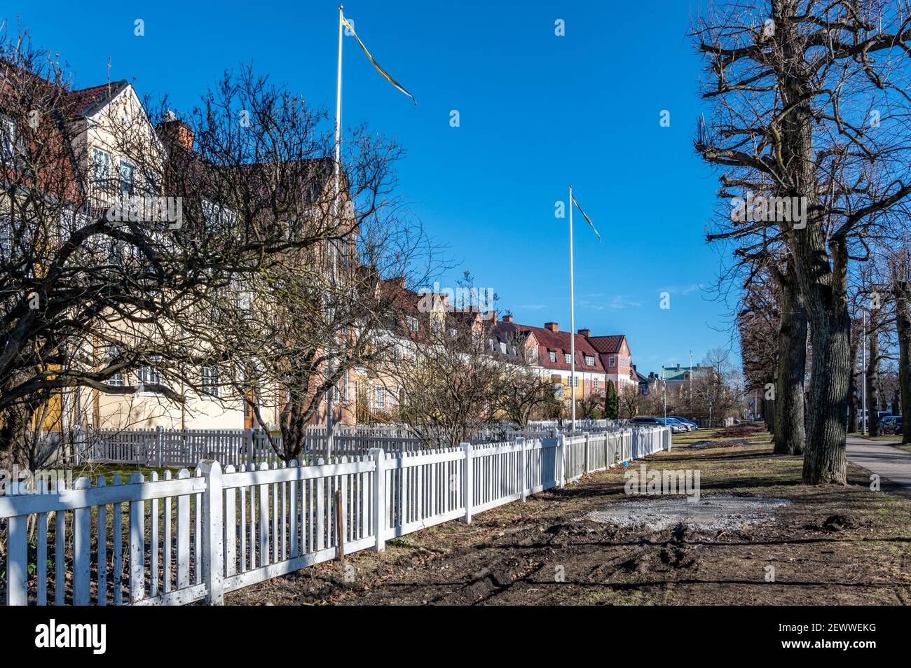 Reihenhäuser im englischen Stil an der Südpromenade im Frühjahr in Norrkoping, Schweden. Die Promenaden wurden von Pariser Boulevards inspiriert. Stockfoto