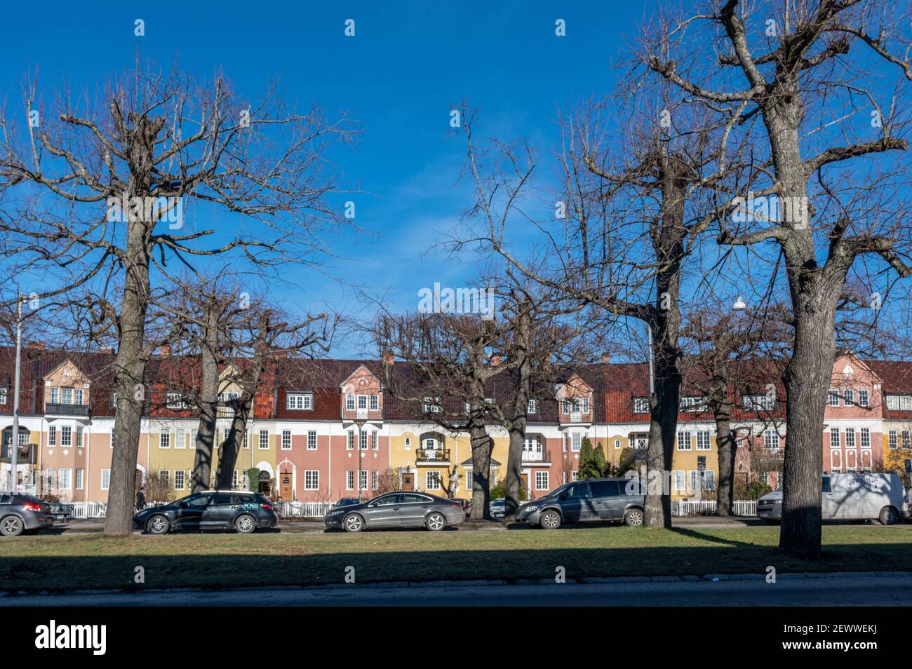 Reihenhäuser im englischen Stil an der Südpromenade im Frühjahr in Norrkoping, Schweden. Die Promenaden wurden von Pariser Boulevards inspiriert. Stockfoto