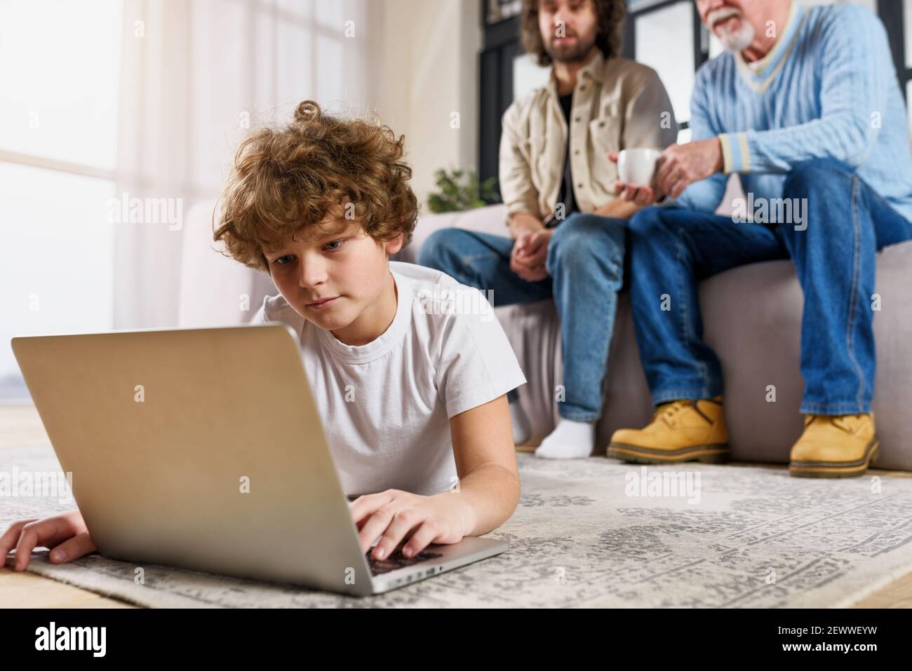 Kinder surfen im Internet mit einem Laptop zu Hause Mit seiner Familie Stockfoto