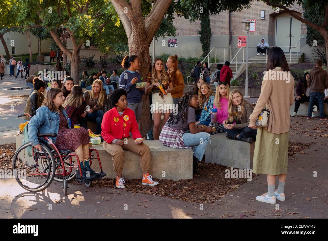 VERÖFFENTLICHUNG: 3. März 2021 TITEL: Moxie STUDIO: Netflix REGIE: Amy Poehler PLOT: Die sexistische und toxische Status quo-PLOT in ihrer High School hat eine schüchterne 16-Jährige sich von der rebellischen Vergangenheit ihrer Mutter inspirieren lassen und veröffentlicht anonym ein Zine, das eine schulweite Revolution der Wut auslöst. HAUPTROLLEN: Emily Hopper als Meg, Anjelika Washington als Amaya, Sydney Park als Kiera, Sabrina Haskett als Kaitlynn, Alycia Pascual-PenÌa als Lucy Josie Totah als CJ, Hadley Robinson als Vivian, Lauren Tsai als Claudia. (Bild: © Netflix/Entertainment Pictures) Stockfoto