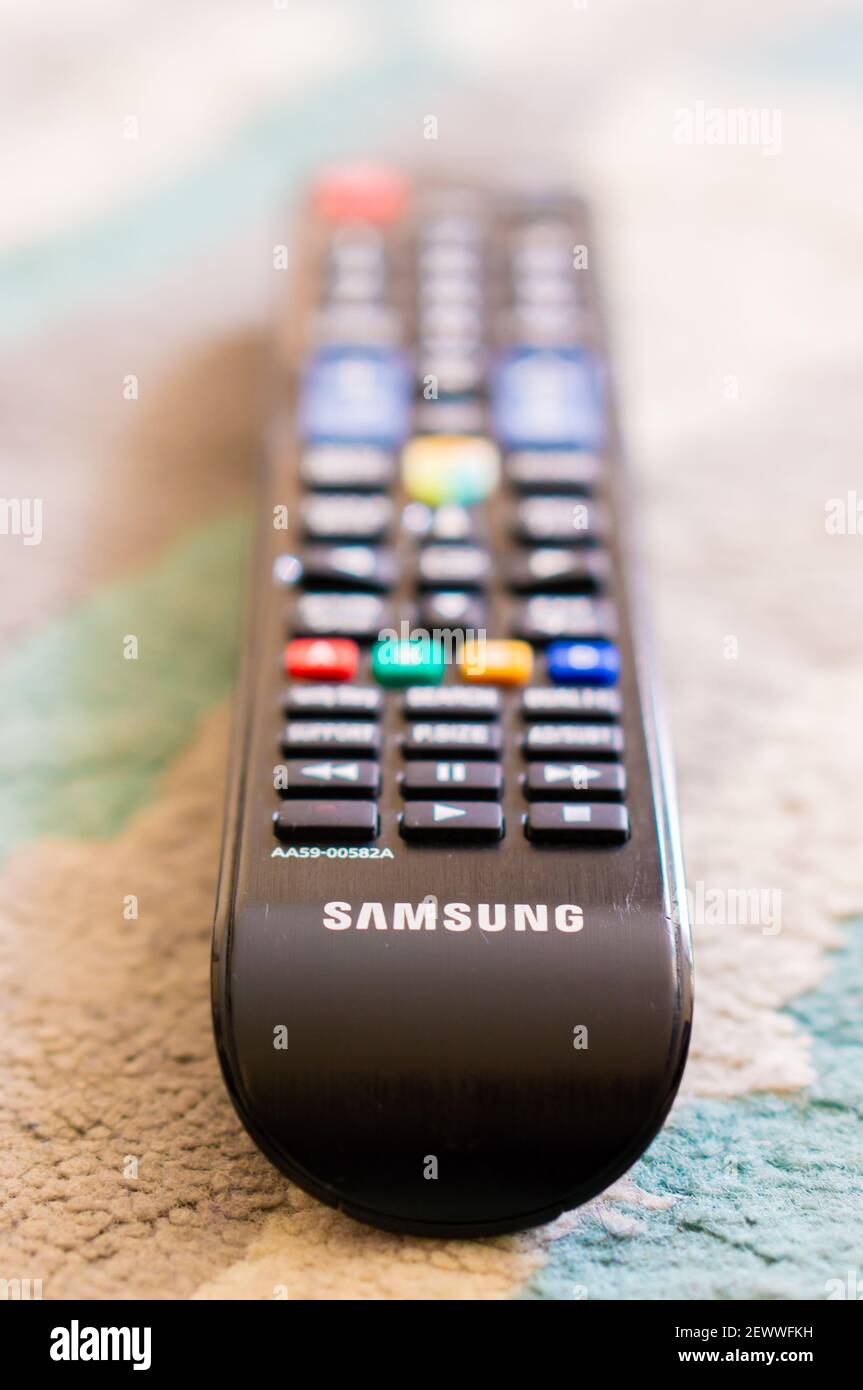POZNAN, POLEN - 12. Oktober 2018: Samsung-TV-Fernbedienung aus Kunststoff, die auf einem Boden liegt Stockfoto