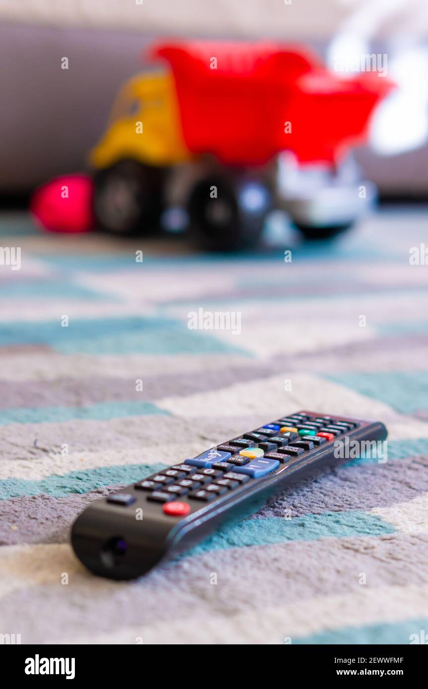 POZNAN, POLEN - 12. Oktober 2018: Samsung-TV-Fernbedienung aus Kunststoff, die auf einem Boden liegt Stockfoto