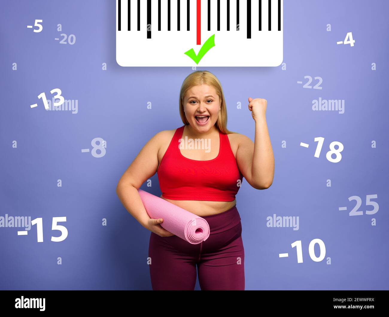 Fat Mädchen tut Fitness-Studio zu Hause mit zufriedenen Ausdruck, weil sie ihr Gewicht zu verringern. Lila Hintergrund Stockfoto