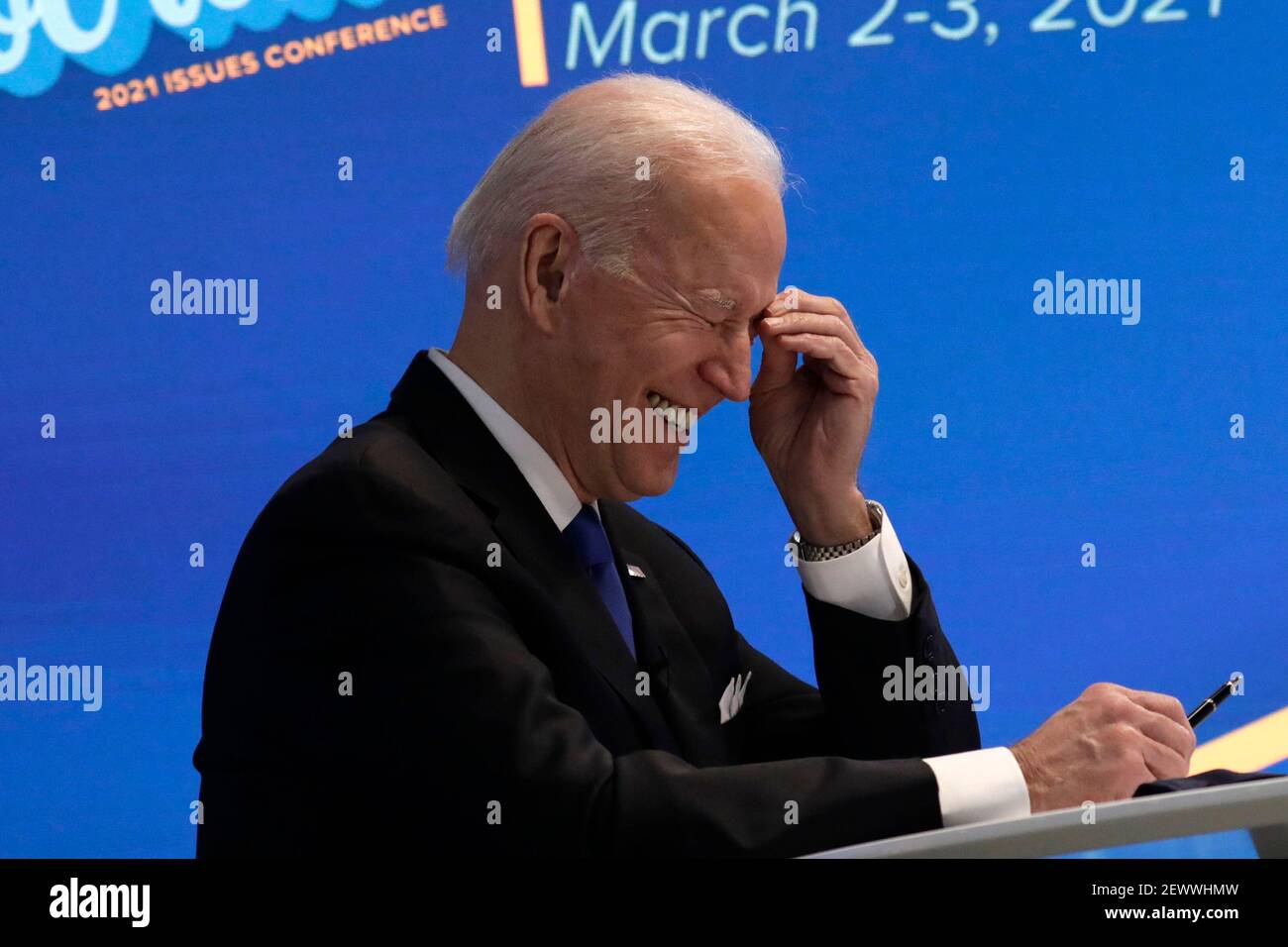 US-Präsident Joe Biden lacht während einer virtuellen Veranstaltung mit dem House Democratic Caucus im Eisenhower Executive Office Building im Weißen Haus in Washington am 3. März 2021. Foto von Yuri Gripas/Pool/Sipa USA Stockfoto