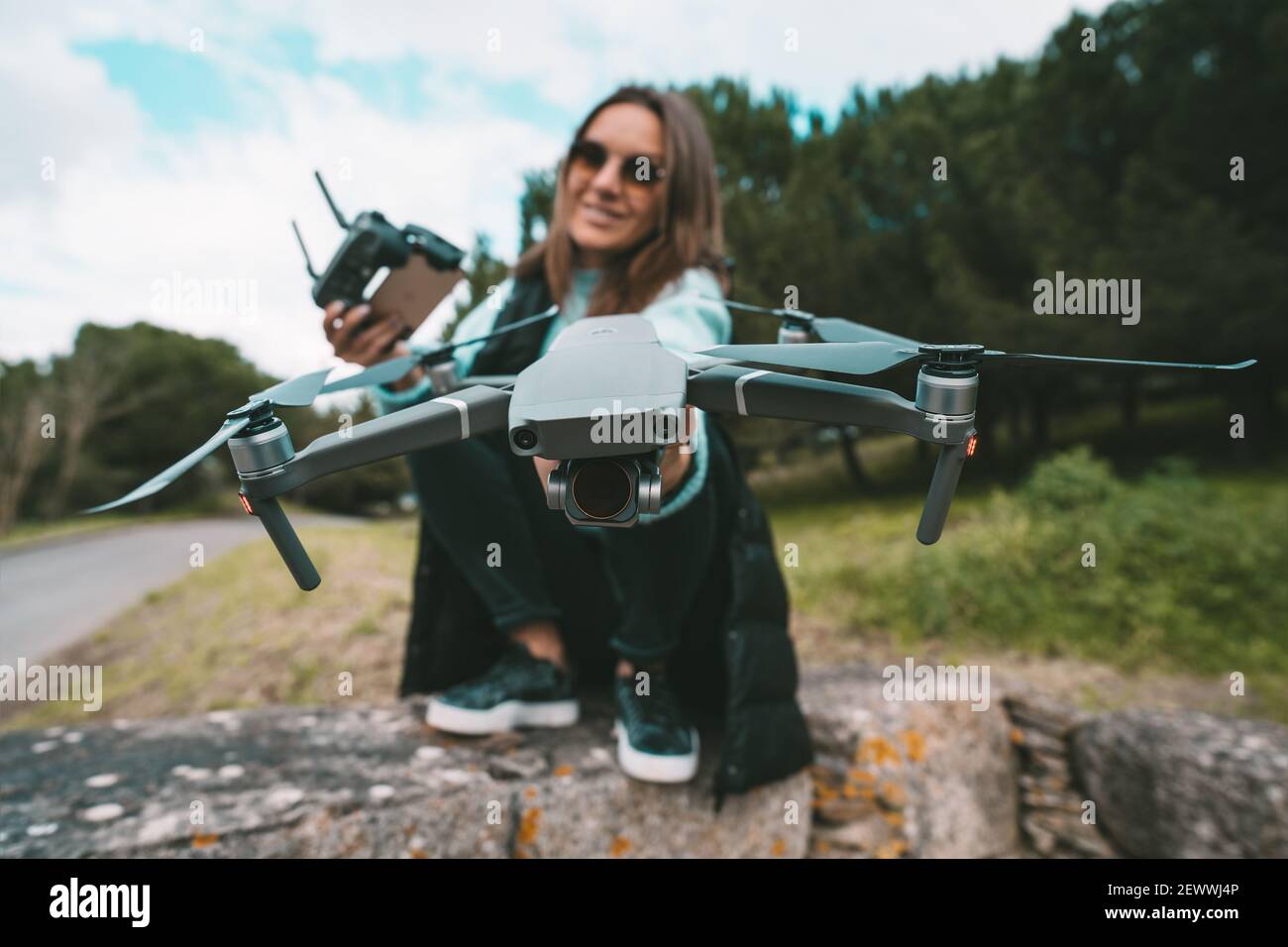 Junge schöne Frau Pilot mit Fernbedienung bereit zum Fliegen Eine Drohne Stockfoto