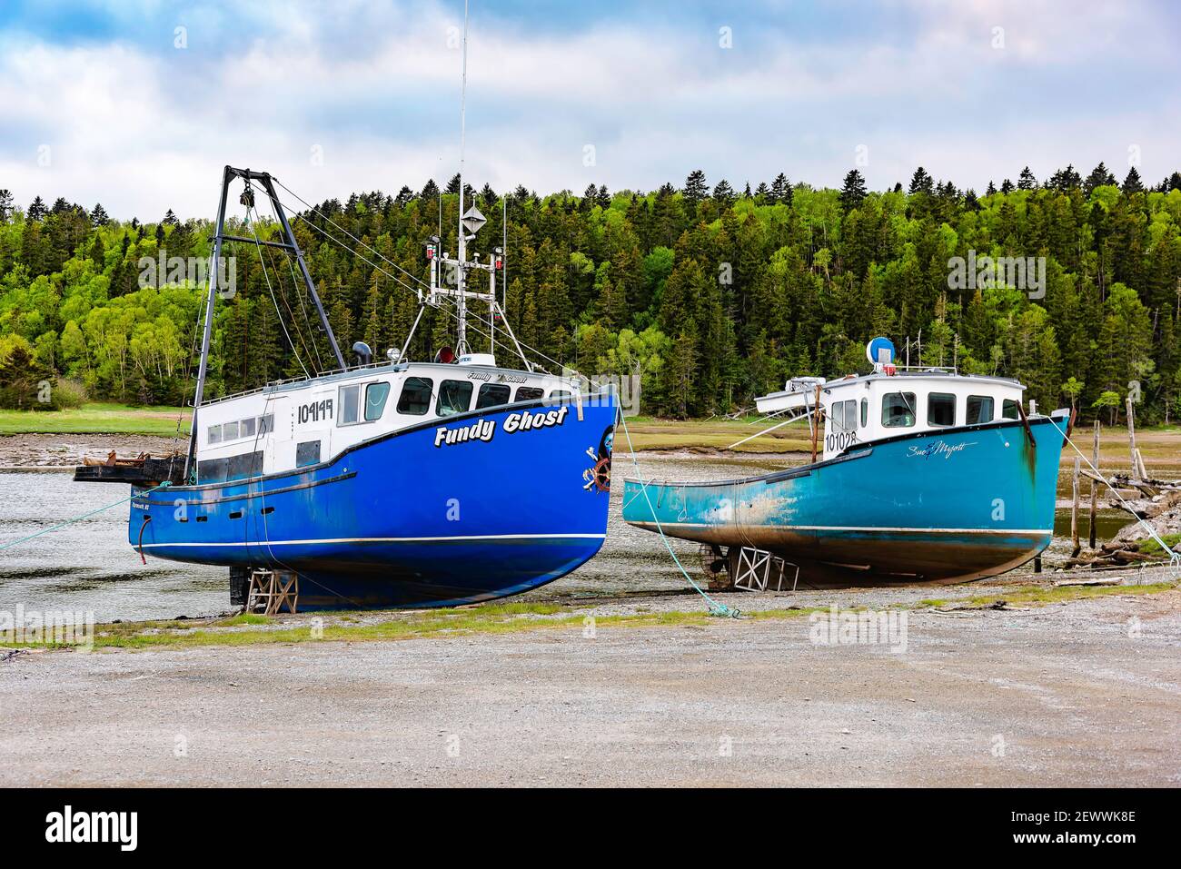 Hummerboote bei Ebbe in Alma, New Brunswick. Stockfoto